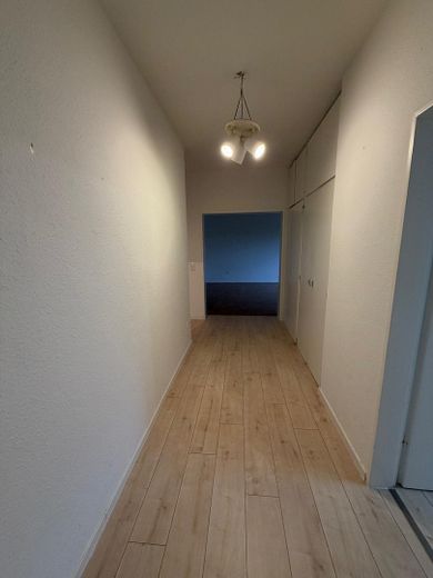Sonnige Erdgeschosswohnung mit 2 Balkonen – Flur