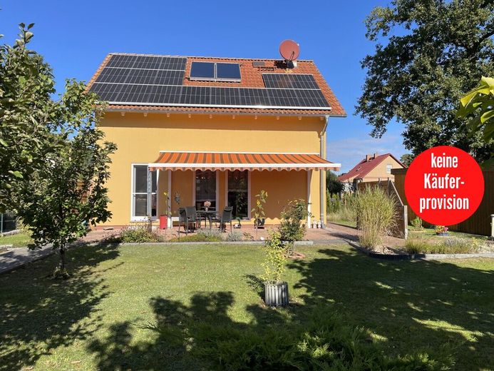 HORN IMMOBILIEN ++ modernes Einfamilienhaus mit Photovoltaikanlage, Garage und Terrasse in Torgelow – Hausansicht vom Grundstück