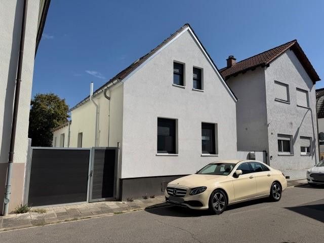 Fully renovated single-family house with modern extension – Straßenansicht