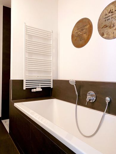 Townhouse-Wohnung Neckarstadt-Ost / Terrasse und Gartennutzung / 2 Balkone / Perfekt für Familien – Bad 1.OG