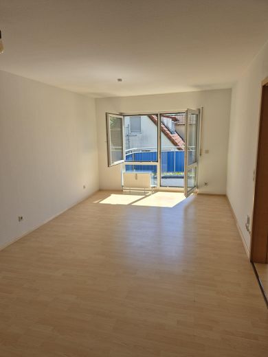 Provisionsfrei - Lichtdurchfluteter Wohnraum mit großem Balkon – Wohnzimmer