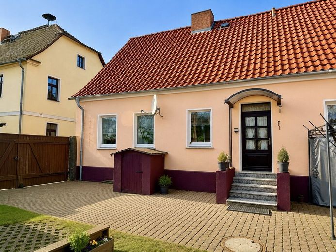 HORN IMMOBILIEN ++ großes Einfamilienhaus in Brüssow bei Löcknitz – Innenhof