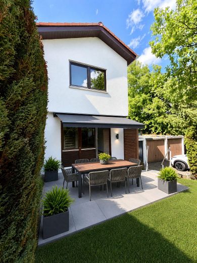 Einziehen & Wohlfühlen – hochwertig renoviertes Reihenendhaus mit Garten, Garage & PV – Terrasse_Garten_Impression KI