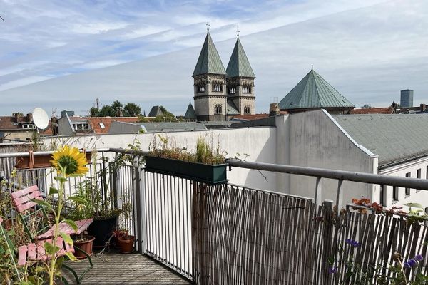 Kreuzberg’in merkezinde çatı teraslı aydınlık çatı katı dairesi