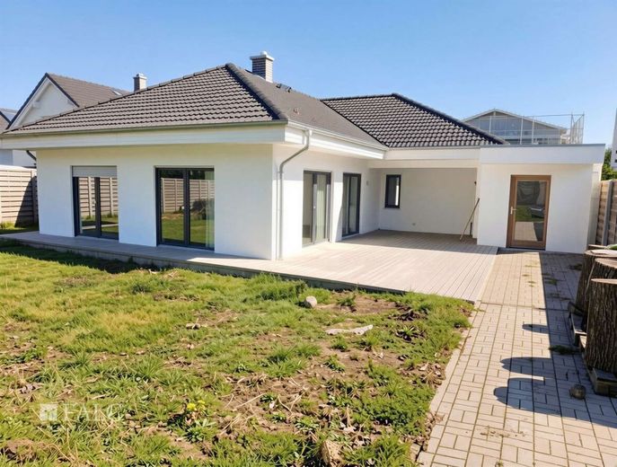 Moderner Bungalow mit großzügigem Garten und Garage – Außenansicht