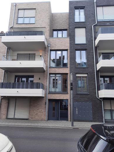 GV-Stadt, 3 Z/K/D/B/Abst., 79 m² mit Süd-Balkon, Aufzug, barrierefrei, Wärmepumpe, PV-Strom – Ansicht Straße