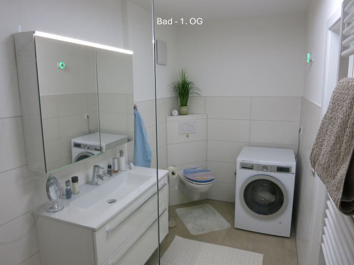 Wohnen mit Wohlfühlfaktor: 4,5 Zimmer Maisonette mit Terrasse, Balkon & Weinbergblick – Bad