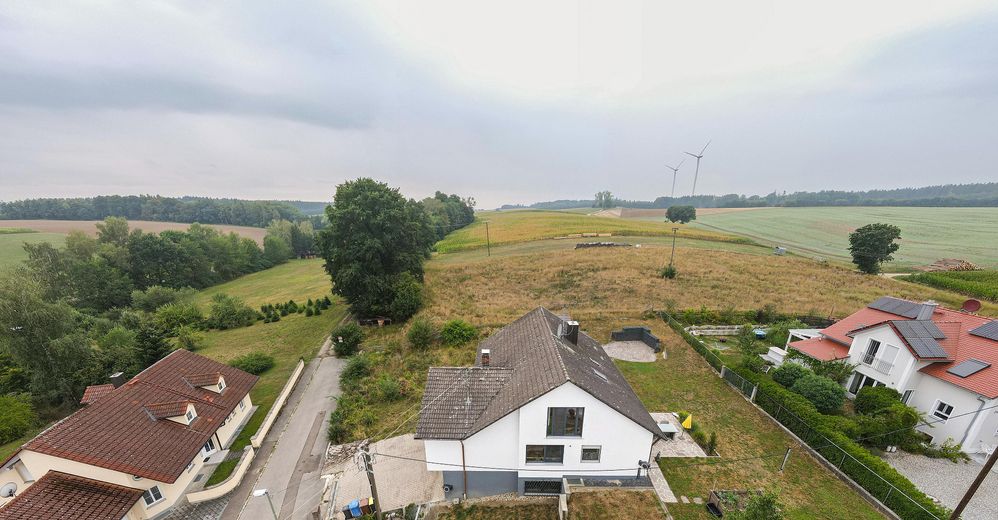 Großzügiges Einfamilienhaus in Ortsrandlage – 207 m² Wohnfläche auf 1.260 m² Grundstück – 02 Weitblick über Felder