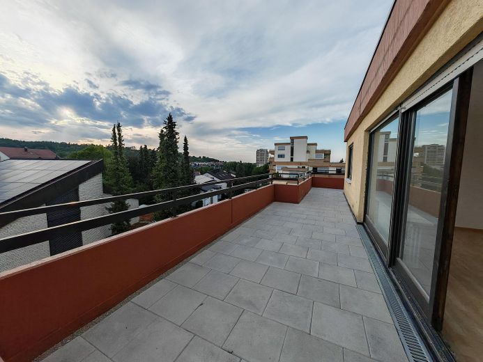 bezugsfreie und helle 3-Zi. Penthouse Wohnung in Schelmenholz – Terrasse