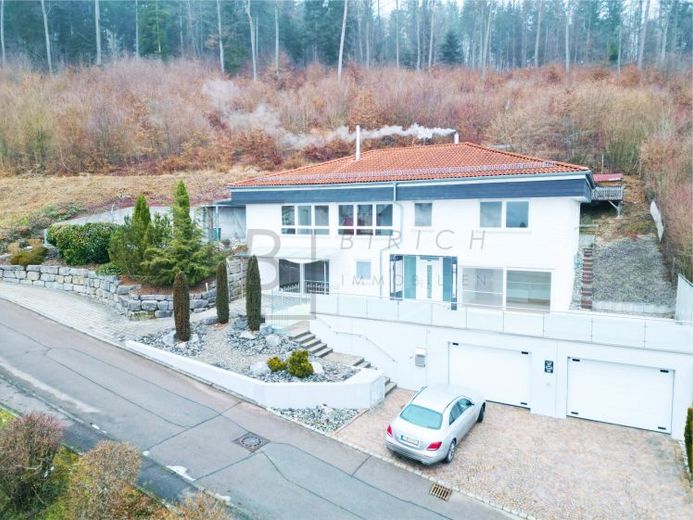 Solidly built residential house with granny apartment, fireplace and edge-of-forest location – Photo 1