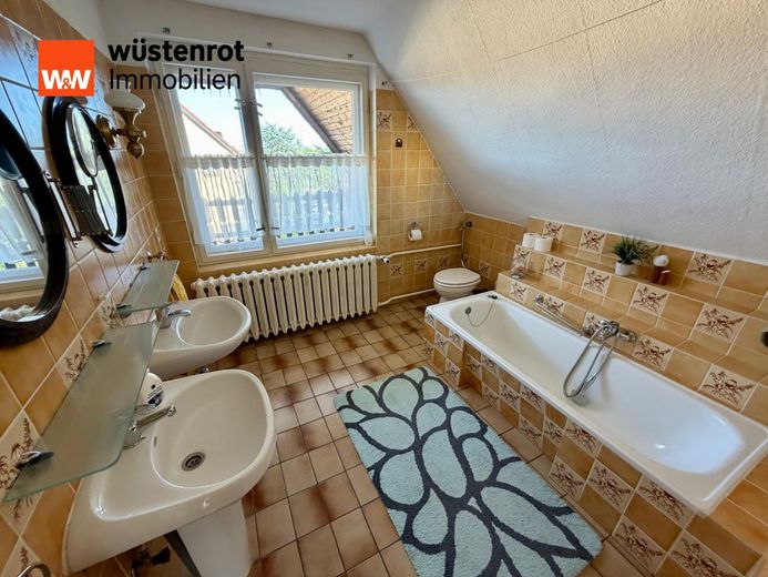 Gepflegtes Familienidyll mit großem Garten, Nebengelass und moderner Wärmepumpe – OG Badezimmer