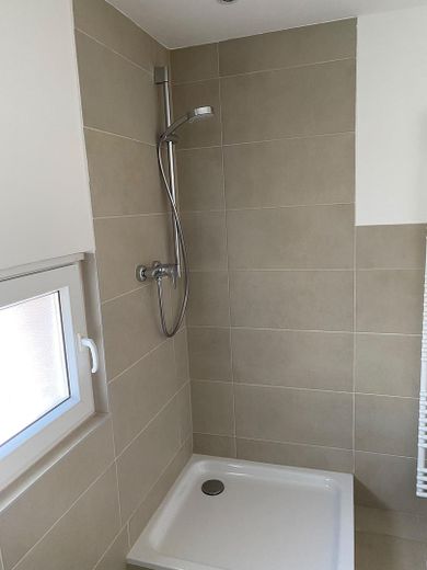 Zweifamilienhaus mit 3 Garagen – Bad DG