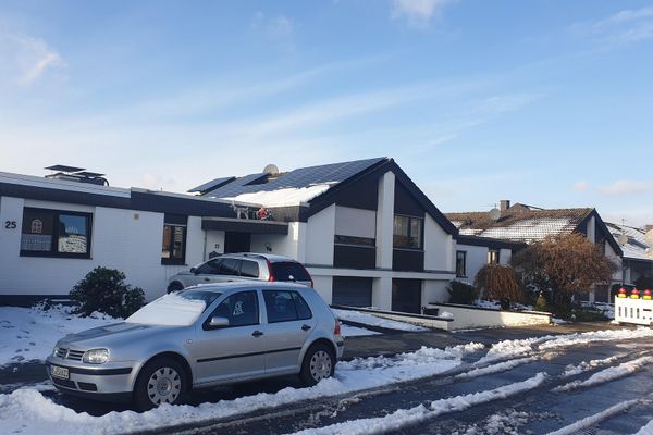 Modernisiertes Maisonette-Reihenhaus mit PV-Anlage, Marmorbad & Sommergarten