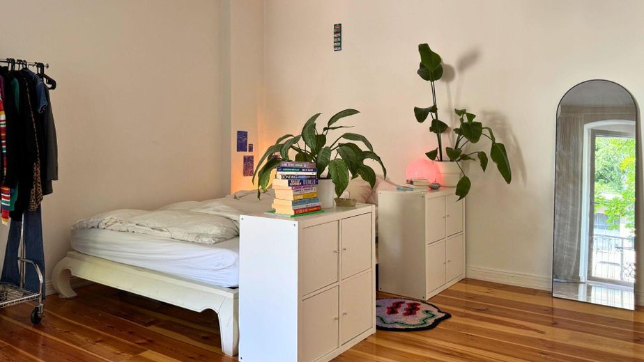 Helle möblierte 1-Zimmer-Wohnung mit Balkon im Herzen von Friedrichshain – Schlafbereich