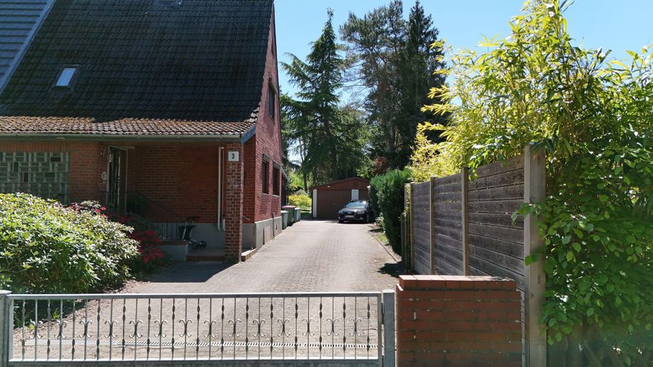 Dom lub połowa bliźniaka z pięknym i dużym ogrodem w bardzo spokojnej lokalizacji – DHH / Einfahrt /Straßenansicht