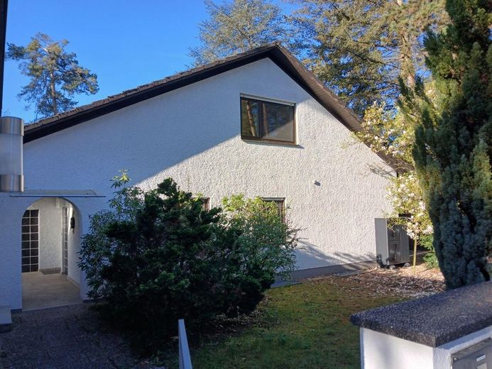 Provisionsfrei! Einfamilienhaus mit neuer Wärmepumpe im Naherholungsgebiet Erlangen-Dechsendorf – Aussenansicht Nord
