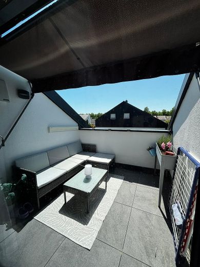 Moderne 3-Zimmer-Dachgeschosswohnung (A+) mit Loggia, Einbauküche, Stellplatz und großem Dachboden – Loggia