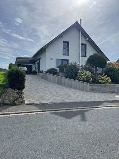 KfW40 Einfamilienhaus, 9Kw-PV-Anlage, Wärmepumpe LWZ 304 Sol – Ansicht-NW-Tag