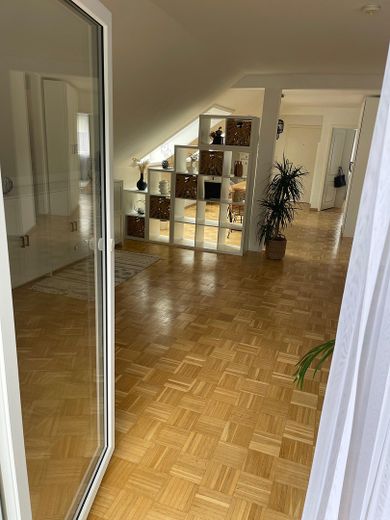 واحة سكنية هادئة وسط الخضرة – Großzügiges Wohn-und Esszimmer