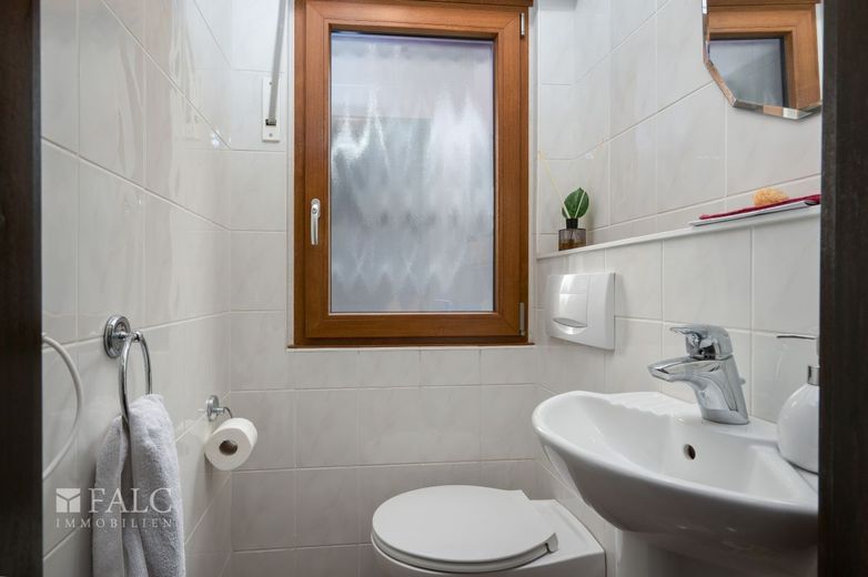 Ihr Traum wird wahr: Freistehendes Ein- bis Zweifamilienhaus mit Garten, Garage und viel Platz – Badezimmer