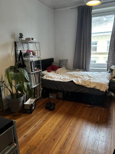 Linkes Zimmer zur Strasse