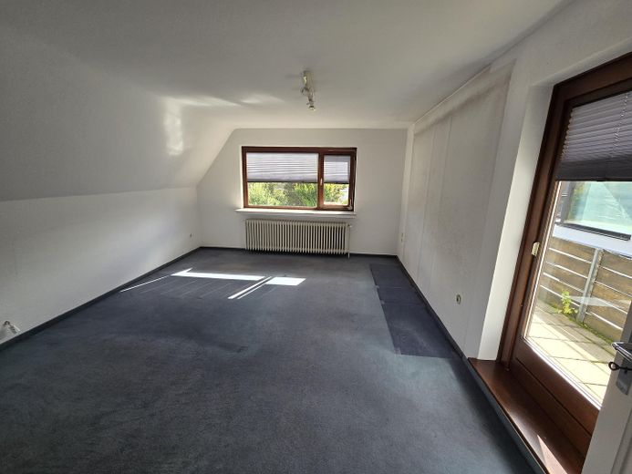 Großzügiges Einfamilienhaus mit viel Potenzial - provisionsfrei – Schlafzimmer mit Balkon (OG)