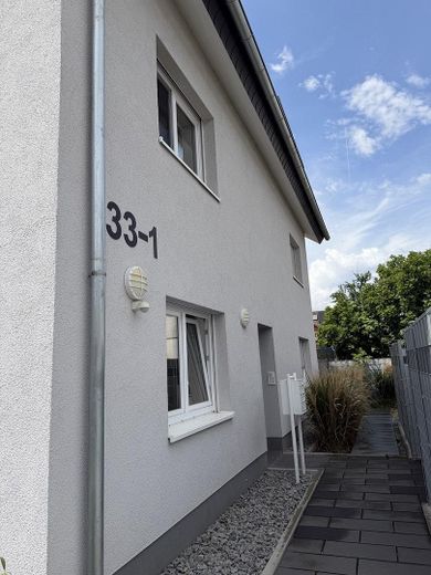 Vertragsfreie 4-Zimmer-Neubauwohnung mit TG-Stellplatz und großem Balkon in ruhiger Lage – Außenansicht Eingang