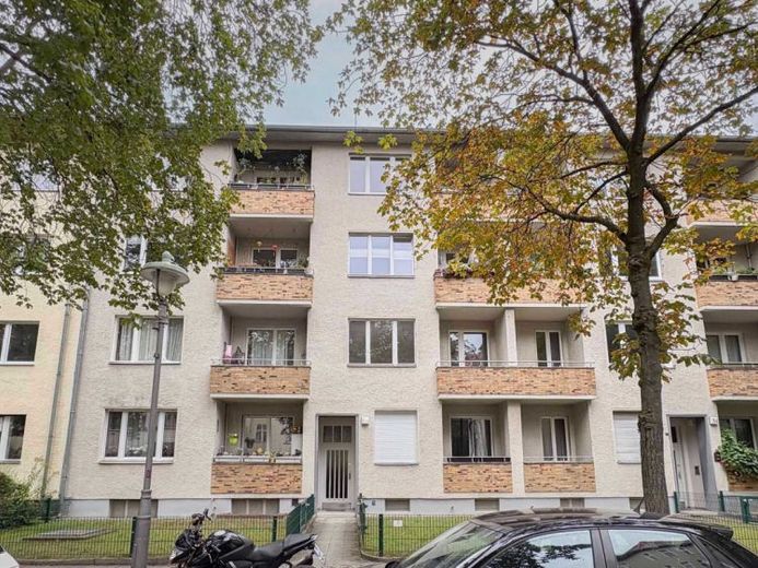 Libre immédiatement : appartement de 3,5 pièces nécessitant une modernisation, avec 2 balcons – Photo 1