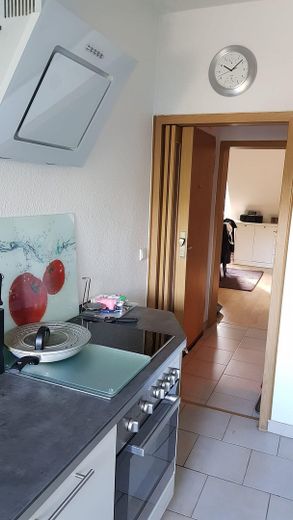 Küche mit Schiebetür zum Flur