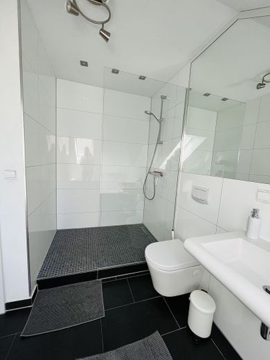 Moderno piso de 3 habitaciones en una ubicación muy céntrica (posible uso como apartamento vacacional) – Foto 4