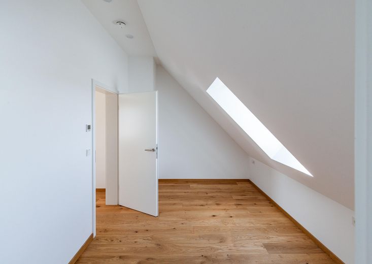 PROVISIONSFREI – Traumhafte Galerie-Wohnung im Erstbezug am Dorfplatz von Augsburg-Inningen – Homeoffice / Kind