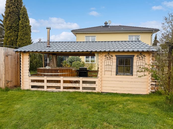 Einfamilienhaus mit großem Grundstück, Wintergarten, Hot Tub und fünf Garagen in Zwenkau – Hot Tub
