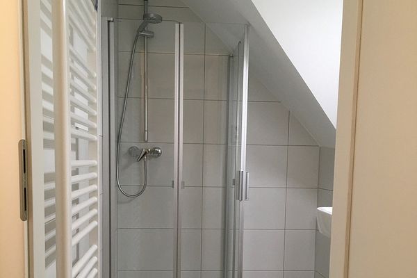 Von PRIVAT _  Komplettsanierung 2021, 2,5 ZW, DG, S-Zuffenhausen, nahe Stadtpark, S-Bahn + A81
