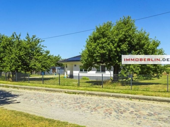 IMMOBERLIN.DE - Moderner Bungalow mit traumhaftem Sonnengarten & verpachtetem Land – Foto 1
