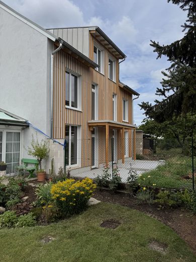 Architekten-Loft mit großer Terrasse und Garten: Erstbezug 01.08 – Haus von hinten 