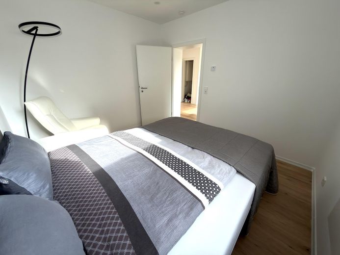 Hochwertiges, kernsaniertes, bezugsfertiges Zweifamilienhaus – Energieklasse A – EG Schlafzimmer