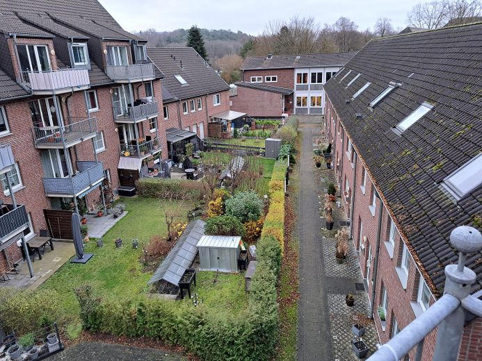 Moderne 2-Zimmer-DG-Wohnung mit Wohnküche und Balkon – Ausblick Balkon