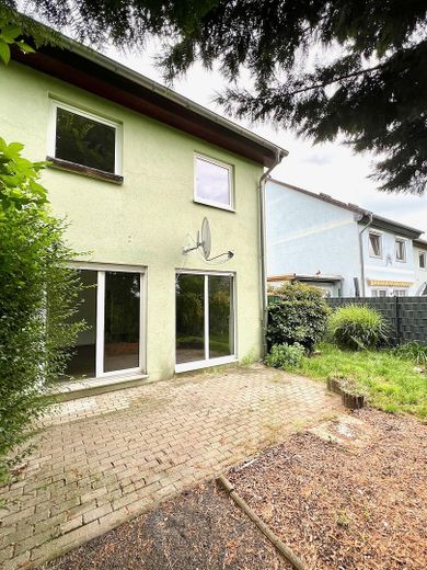 Terrasse + Hausansicht hinten