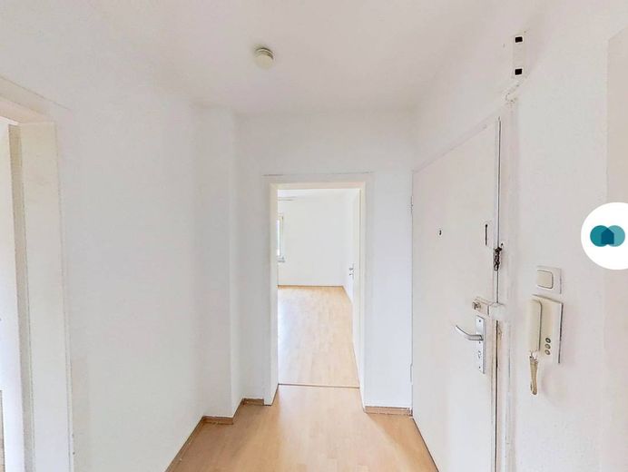** Helle 2-Zimmer-Wohnung mit ruhiger und dennoch zentraler Lage ** – Ansicht II: Flur