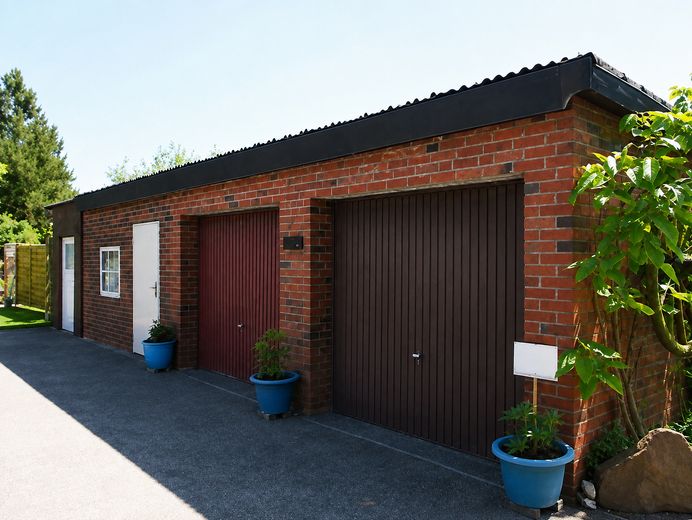 Modernisiertes EFH mit zwei Wohneinheiten auf 1808 qm Grunstück – Doppergarage