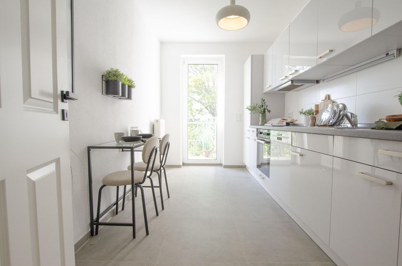 **Sofort Bezugsfrei** Lichtdurchflutete 3-Raumwohnung im Leipziger Westen – Küche mit Zugang zum Balkon