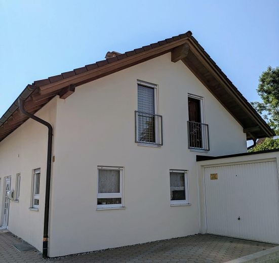 Westseite mit Garage