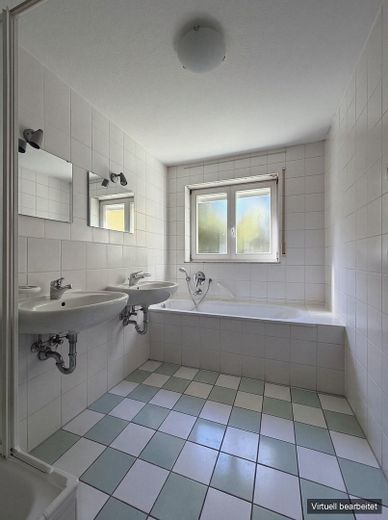 Helle 3-Zimmer-Erdgeschosswohnung mit Terrasse, Garten und Fußbodenheizung, Stellplätze optional – Bad, Wanne (KI-leergeräumt)