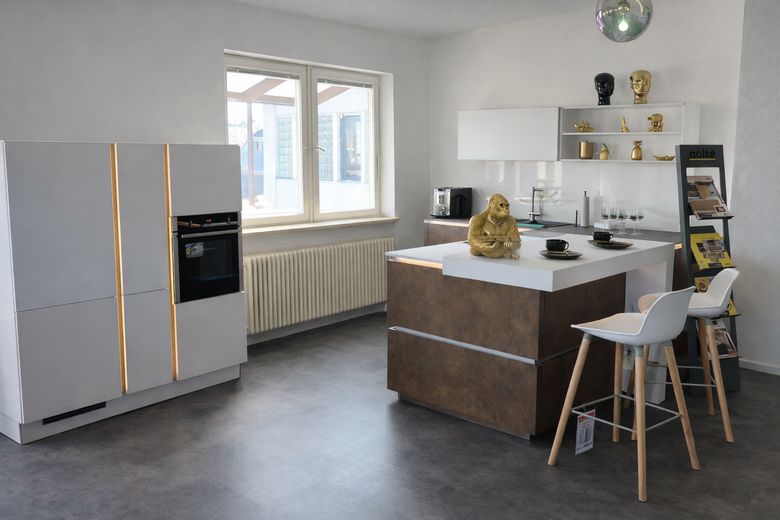 Lager-/Produktionsfläche & Büro - 7500 qm - (teilbar ab 200 qm) - Rampen & ebenerdige Tore – Foto 1