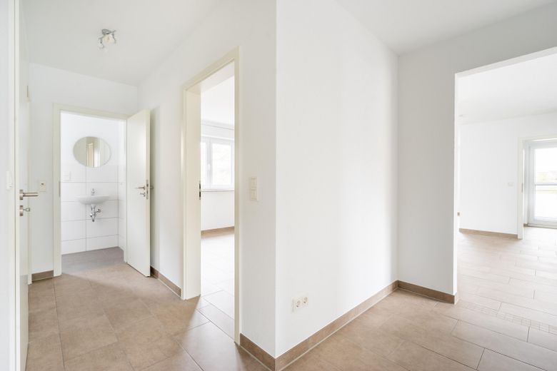 * Ampio appartamento di 3,5 locali | 94 m² | cucina componibile e balcone * – Flur