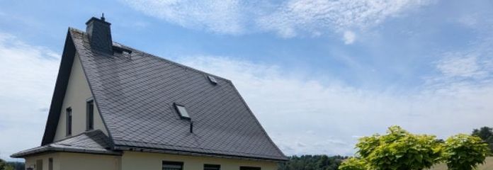 ¡Fantástica ubicación junto al campo! Casa unifamiliar bien cuidada con una gran parcela, garaje y sólida edificación auxiliar