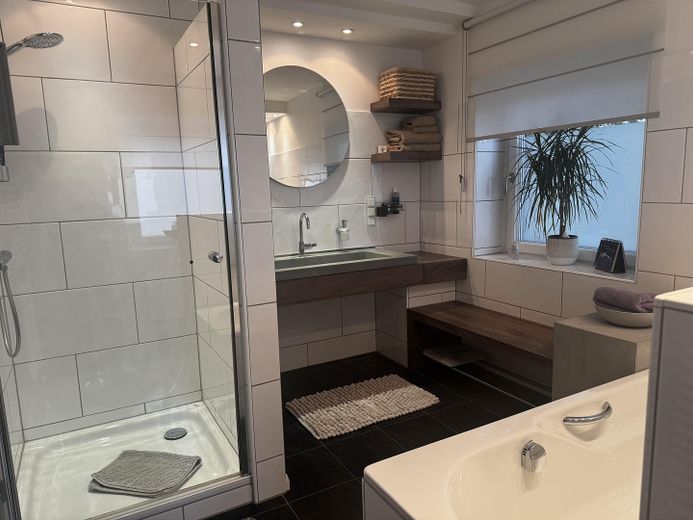 Exklusive Wohlfühloase in GE-Resse: 214 m² Luxus, Schreiner-Einbauten & traumhafter Naturpool – Bad 1.OG