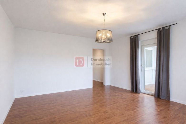 Top!!  3-Zimmer-Wohnung mit Balkon und Taunusblick – Wohnzimmer - Staging