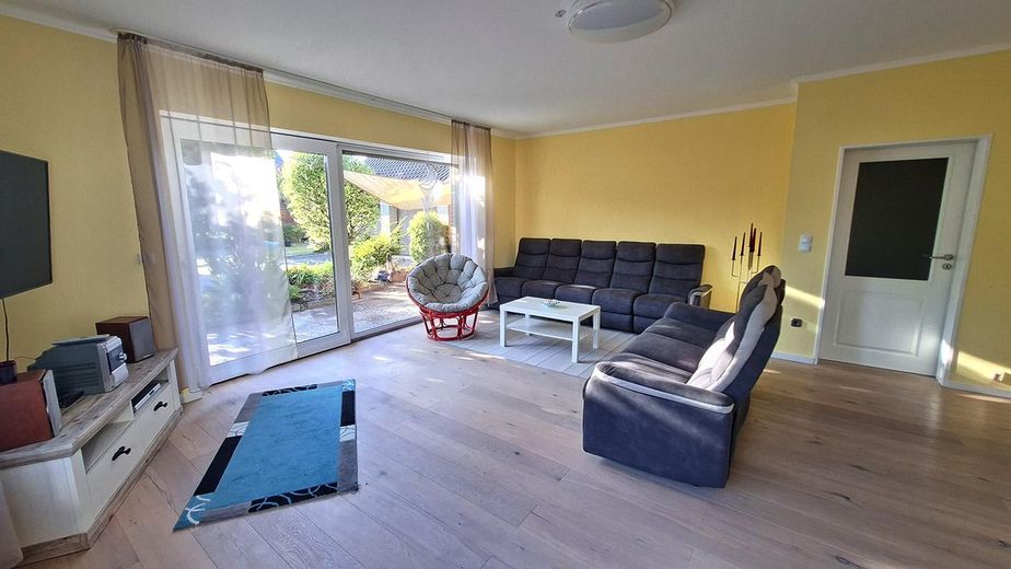 Two-family house – quiet and central with a garden paradise – EG Wohnzimmer mit Parkett