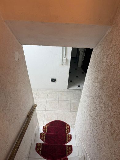 Casa unifamiliar con 1209qm de terreno y más de 250qm de superficie útil – Blick von der Kellertreppe unt